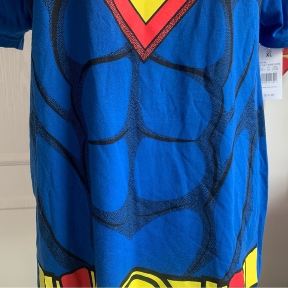 Superman Tee with Removable Cape - Picture 4 of 10